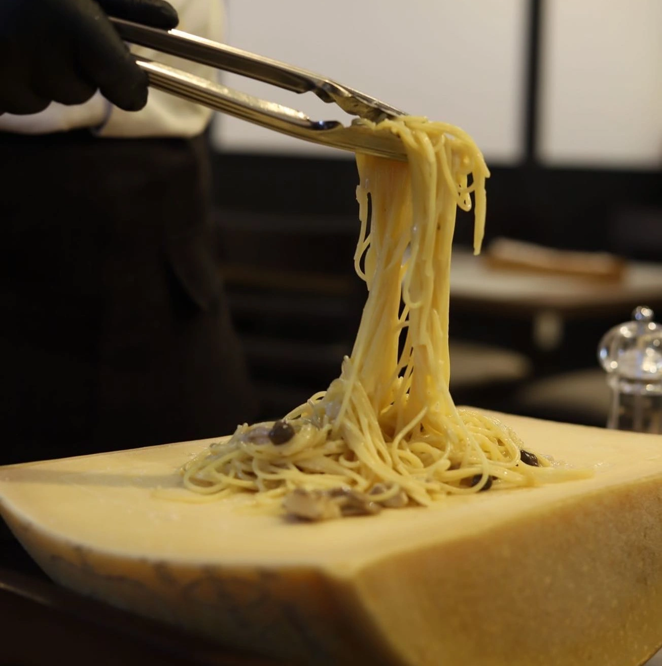 大きなチーズのカチョエペペ